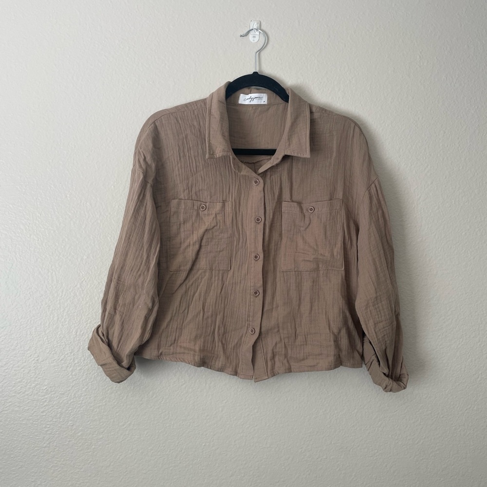 Carly Jean Los Angeles Noah Cropped Button-up Blouse. In Mocha, size Medium